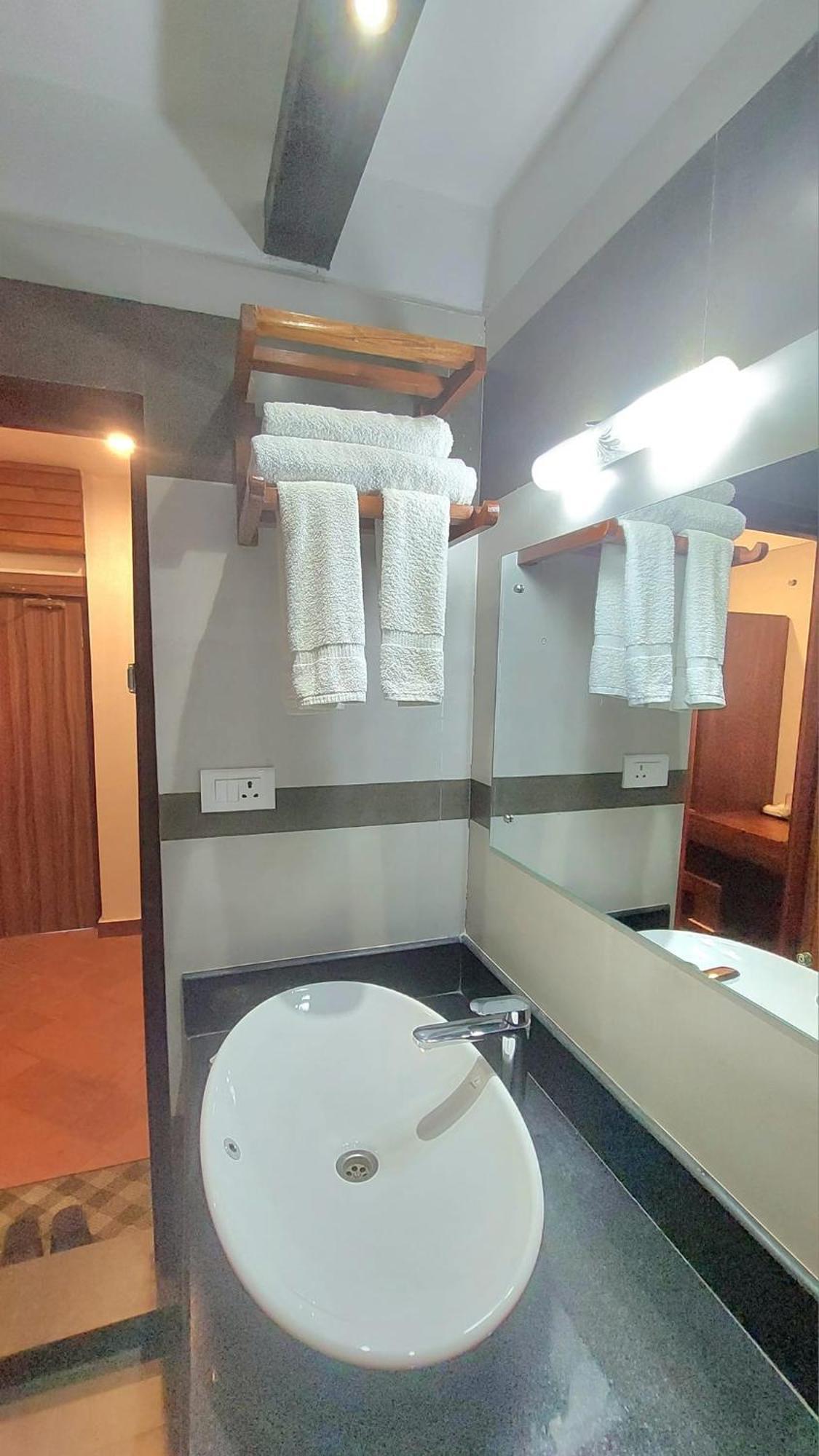 Royal Tiger Luxury Resort 4 Star 사우라하 외부 사진